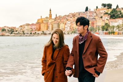 模範老公!周董七夕陪昆凌逛街「全程沒玩手機」 被目擊:一直看著她