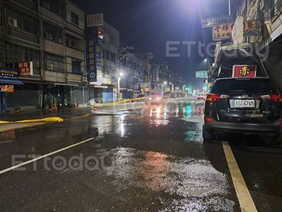 快訊／深夜連4震！高雄馬路奇景「三角隆起」　水管爆裂流整晚