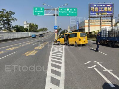 快訊／高雄重大車禍！計程車撞中寮橋分隔島　車頭爛毀5人傷