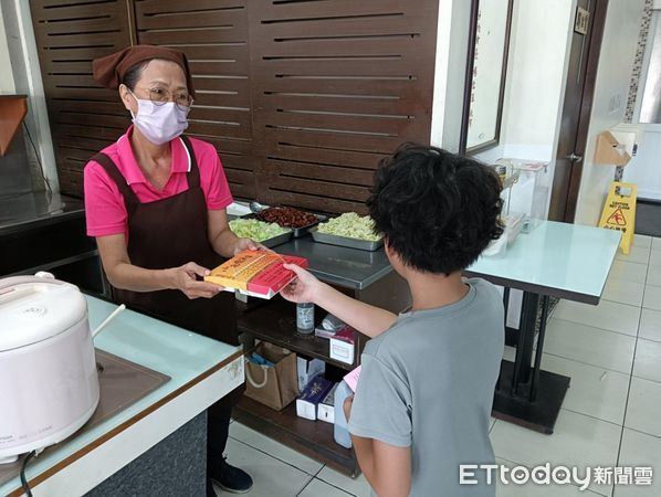 ▲台南市教育局攜手社會局及結合相關民間資源，透過各項午餐補助、愛心餐食數位票卡計畫與各界善心，確保弱勢學童寒假午餐不中斷，預估將有近2000名學生受益。（圖／記者林東良翻攝，下同）