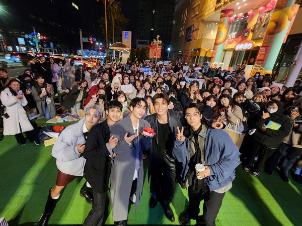 ▲▼ FEniX化身「許願池」超過12小時簽唱會超寵粉　簽到凌晨2點。（圖／華納音樂提供）