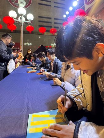 ▲▼ FEniX化身「許願池」超過12小時簽唱會超寵粉　簽到凌晨2點。（圖／華納音樂提供）