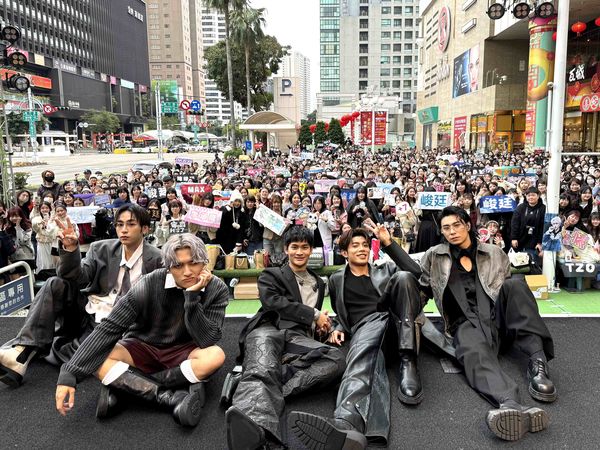 ▲▼ FEniX化身「許願池」12小時簽唱會超寵粉。（圖／華納音樂提供）