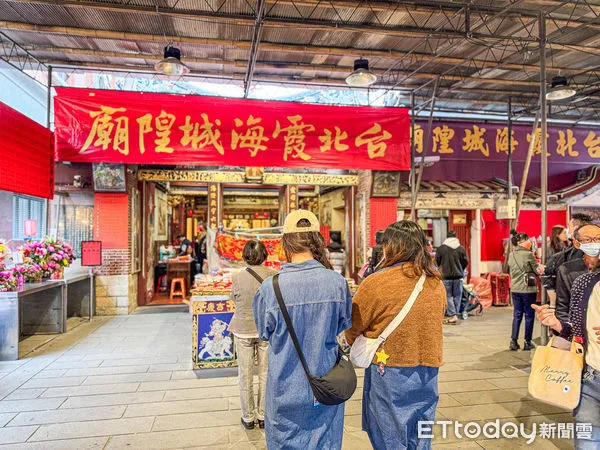 ▲▼台北霞海城隍廟，過年拜拜，過年走春，農曆春節拜拜，農曆春節走春，祈福。（圖／記者蔡玟君攝）