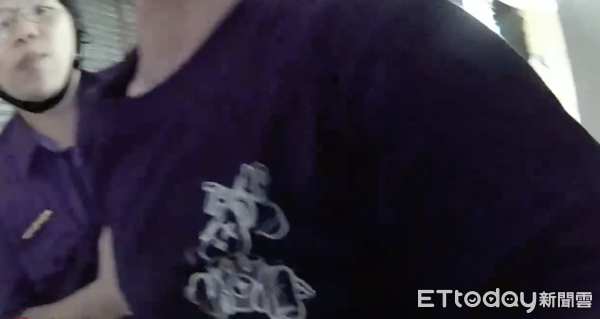 ▲▼ 李男情緒激動攻擊警察遭壓制。（圖／記者黃彥傑翻攝）