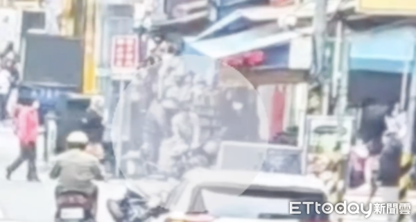 ▲▼ 李男情緒激動遭人壓制。（圖／記者黃彥傑翻攝）