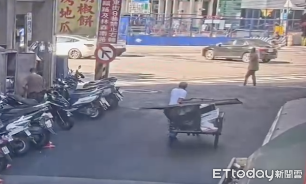 ▲▼ 男子用三輪車載物件去變賣。（圖／記者黃彥傑翻攝）
