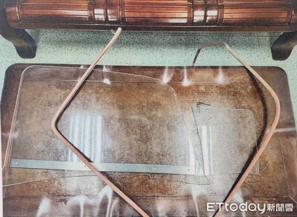 ▲▼ 警車後座防彈板被破壞。（圖／記者黃彥傑翻攝）