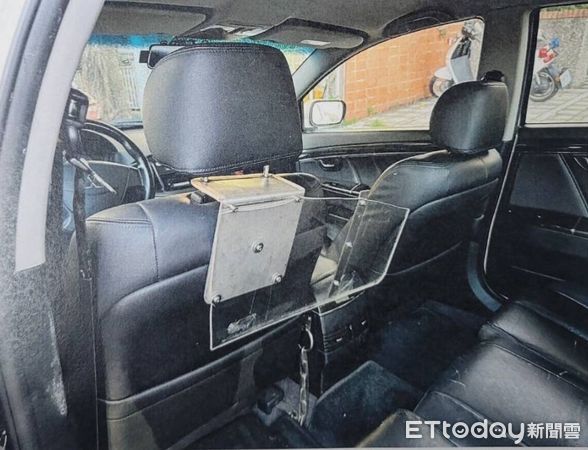 ▲▼ 警車後座防彈板被破壞。（圖／記者黃彥傑翻攝）