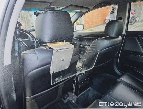 ▲▼ 警車後座防彈板被破壞。（圖／記者黃彥傑翻攝）