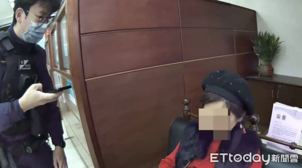 ▲▼ 警方攔阻婦人提領金額，防止遭詐騙。（圖／記者黃彥傑翻攝）