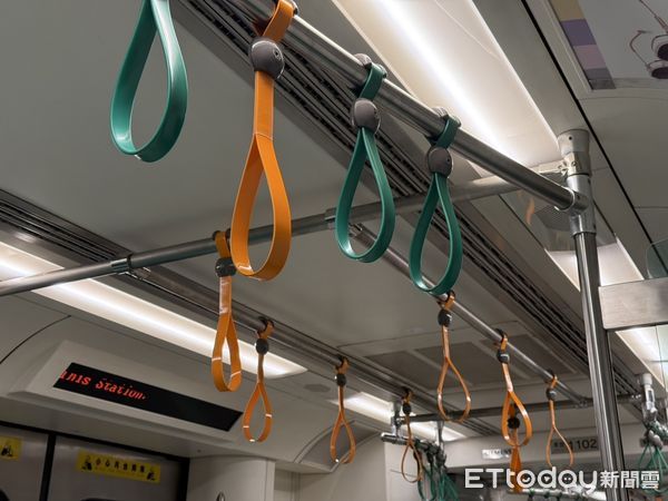 ▲▼高雄捷運,通勤,車廂,列車,。（圖／記者許宥孺攝）