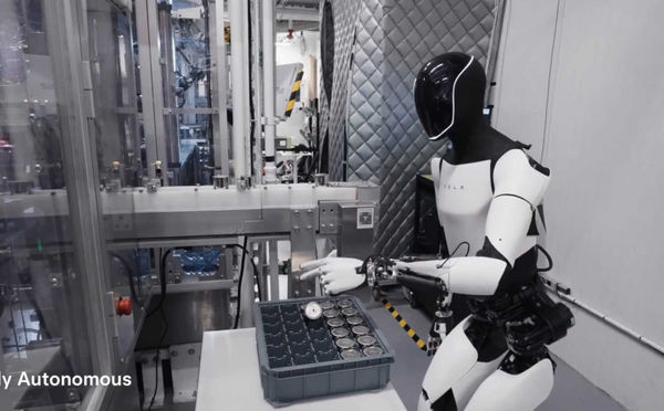 特斯拉推出人型機器人Optimus，其中「機器視覺」成了光學鏡頭新商機。（圖／翻攝TESLA Optimus）