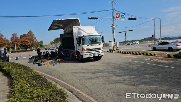 ▲載運機械五金零件的大貨車，側門未栓緊致零件噴出，散落一地。（圖／記者楊永盛翻攝）