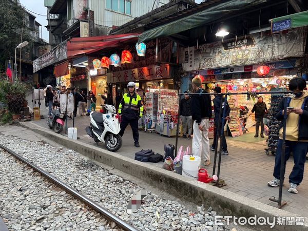 ▲▼菲律賓籍女觀光客於平溪十分車站拍照，遭列車撞擊。（圖／記者郭世賢翻攝）