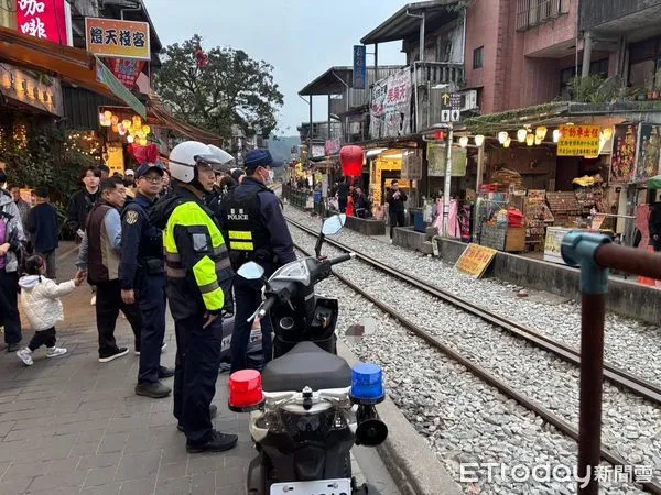 ▲▼菲律賓籍女觀光客於平溪十分車站拍照，遭列車撞擊。（圖／記者郭世賢翻攝）