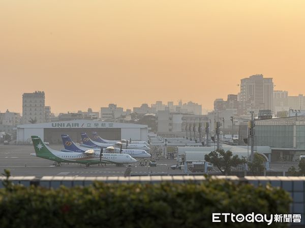 ▲▼高雄國際航空站,小港機場,出國,入境大廳,立榮航空。（圖／記者許宥孺攝）