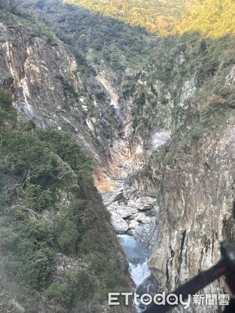 ▲空勤直升機空勘時發現黃姓登山客，並吊掛救援。（圖／記者楊漢聲翻攝）