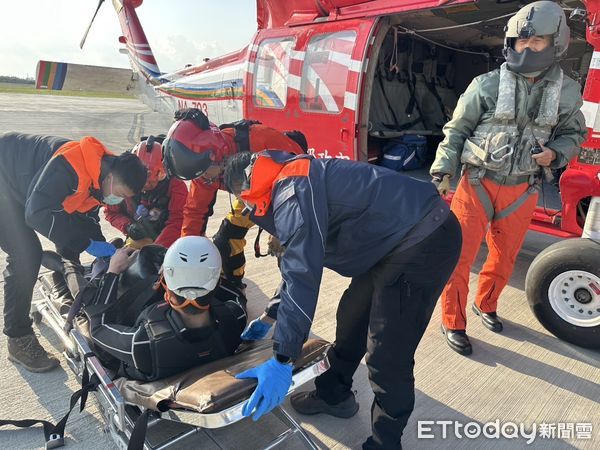 ▲空勤直升機空勘時發現黃姓登山客，並吊掛救援。（圖／記者楊漢聲翻攝）