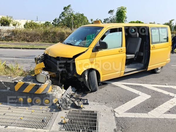 ▲一輛計程車不明原因撞分隔島，造成5人受傷送醫            。（圖／記者吳世龍翻攝）