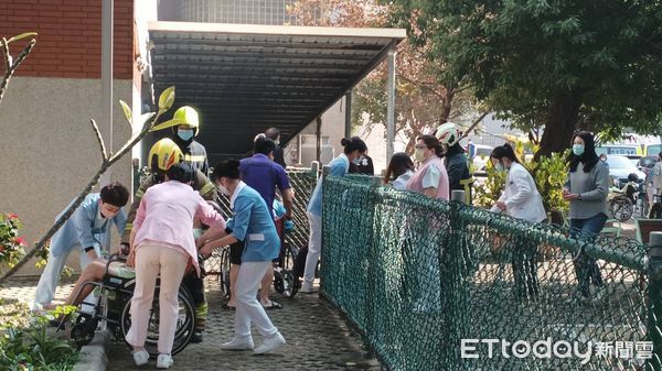 ▲衛福部台南醫院驚傳火警，消防局出動12車26人前往搶救，消防人員與醫院自衛消防編組迅速啟動疏散，共計平安疏散47名病患及7名員工。（圖／記者林東良翻攝，下同）