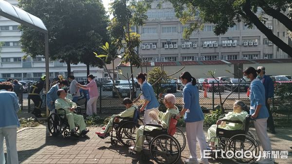 ▲衛福部台南醫院驚傳火警，消防局出動12車26人前往搶救，消防人員與醫院自衛消防編組迅速啟動疏散，共計平安疏散47名病患及7名員工。（圖／記者林東良翻攝，下同）