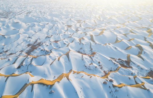 ▲▼塔克拉瑪干沙漠變「雪海」。（圖／翻攝自微博）