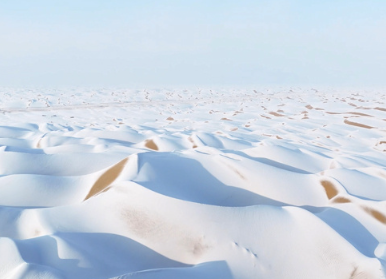 ▲▼塔克拉瑪干沙漠變「雪海」。（圖／翻攝自微博）