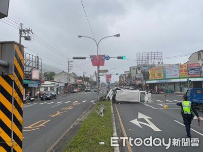 花蓮廂型車自撞行人庇護島！側翻底盤全爛釀2傷　號誌燈被擊落