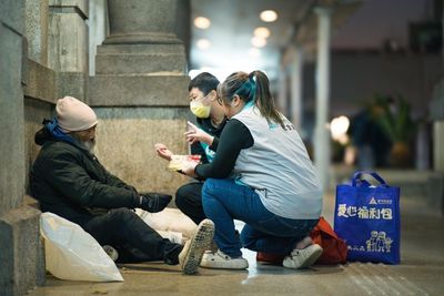 春節前寒冬送暖　竹市府關懷街友與維護市容環境不間斷