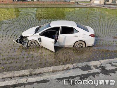 快訊／高雄驚悚車禍！汽機車相撞騎士噴飛　轎車失控衝進田中