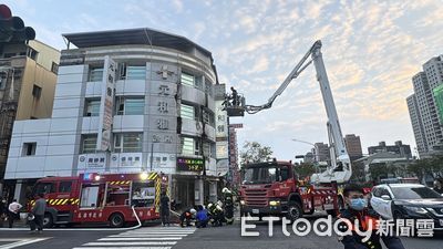 快訊／高雄診所換招牌疑電線走火釀災　狂冒濃煙員工、客人急疏散