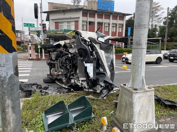 ▲▼廂型車撞上行人庇護島後翻覆，造成車內兩人受傷送醫。（圖／吉安警分局提供，下同）