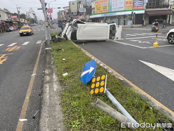 ▲▼廂型車撞上行人庇護島後翻覆，造成車內兩人受傷送醫。（圖／吉安警分局提供，下同）