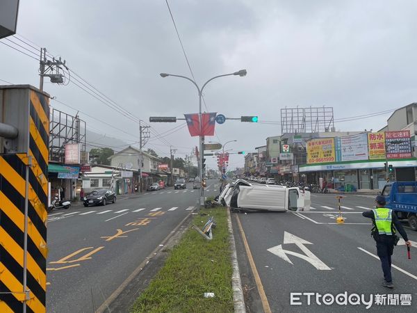 ▲▼廂型車撞上行人庇護島後翻覆，造成車內兩人受傷送醫。（圖／吉安警分局提供，下同）