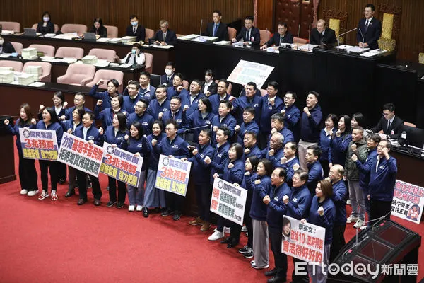 ▲立法院審查中央政府總預算三讀通過，國民黨團合照。（圖／記者林敬旻攝）