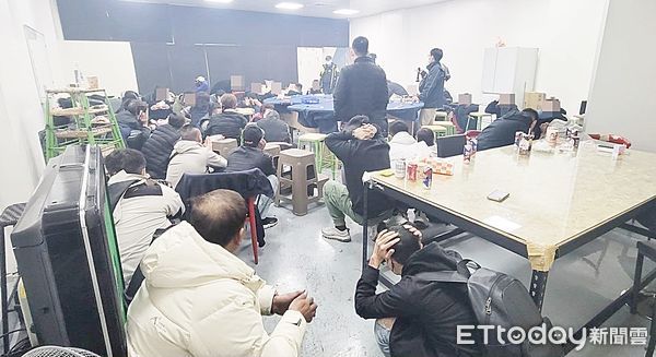 ▲桃園市警方19日凌晨在平鎮區某處民宅查獲經營職業賭場，現場查扣近30萬元賭資，警方在現場蒐證。（圖／記者沈繼昌翻攝）