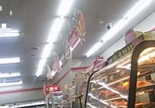 ▲女子在該超市購買價格為100元的商品。（圖／翻攝自微博）