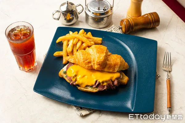▲全台最老西餐廳牛排可頌比臉還大。（圖／波麗路餐廳提供）