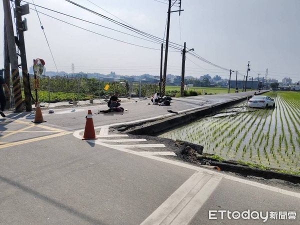 ▲▼ 高雄驚悚車禍！汽、機車相撞騎士噴飛　轎車失控衝進田裡。（圖／記者賴文萱翻攝）