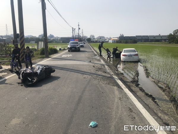 ▲▼ 高雄驚悚車禍！汽、機車相撞騎士噴飛　轎車失控衝進田裡。（圖／記者賴文萱翻攝）