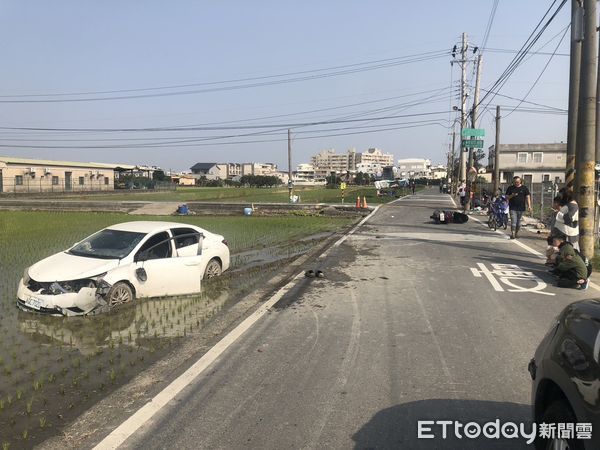 ▲▼ 高雄驚悚車禍！汽、機車相撞騎士噴飛　轎車失控衝進田裡。（圖／記者賴文萱翻攝）