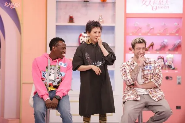 ▲藍心湄（中）和節目來賓嘉明（左）、餒狸被5位媽媽的少女心逗到樂不可支。（圖／TVBS）