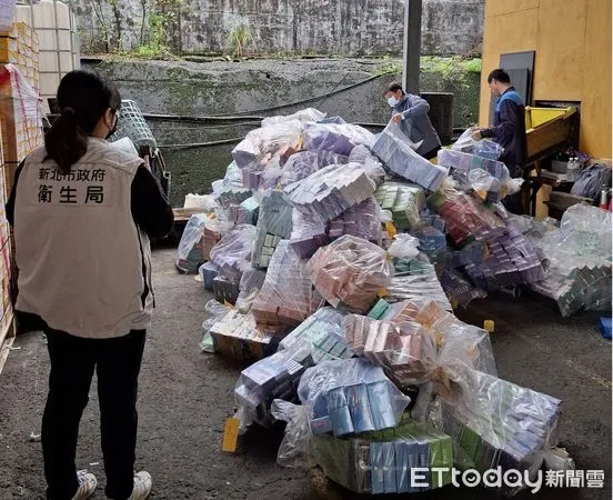新北市衛生局迄今已查獲高達6萬多條入境的非法加熱菸及電子煙，銷毀超過6噸違法品。（圖／新北衛生局提供）