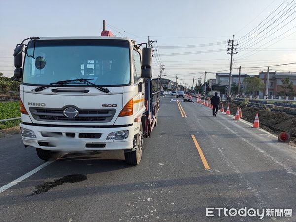 ▲▼      嘉義女騎士碰撞小貨車，倒地後與2月大女兒雙雙身亡       。（圖／記者翁伊森翻攝）