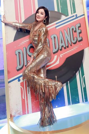 ▲宮美樂(左起)、李沛綾、陳美鳳、胡嘉愛、王茉聿、余煊曈等一起熱舞。（圖／民視提供）