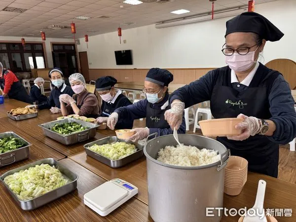 ▲台南地區慈濟志工啟動關懷行動，連夜調用福慧床送到楠西區安置地點，並備妥薑母茶提供救災警消人員及受災鄉親，支援500份早餐供受災民眾使用。（圖／記者林東良翻攝，下同）