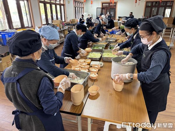 ▲台南地區慈濟志工啟動關懷行動，連夜調用福慧床送到楠西區安置地點，並備妥薑母茶提供救災警消人員及受災鄉親，支援500份早餐供受災民眾使用。（圖／記者林東良翻攝，下同）