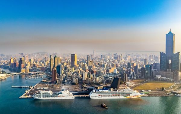 ▲左側璽寶郵輪安可號及右側挪威郵輪天空號停靠高雄港旅運中心。（圖／港務公司提供）