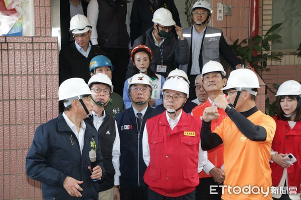 ▲行政院院長卓榮泰下午特別南下勘災，由台南市長黃偉哲陪同前往玉井仁愛街大廈、楠西老人文康中心、楠西國小、受損民宅等處關心與慰問民眾。（圖／記者林東良翻攝，下同）